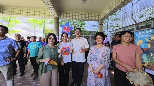 斯副總隊長至忠勇樓慶祝父親節(將開啟新視窗)