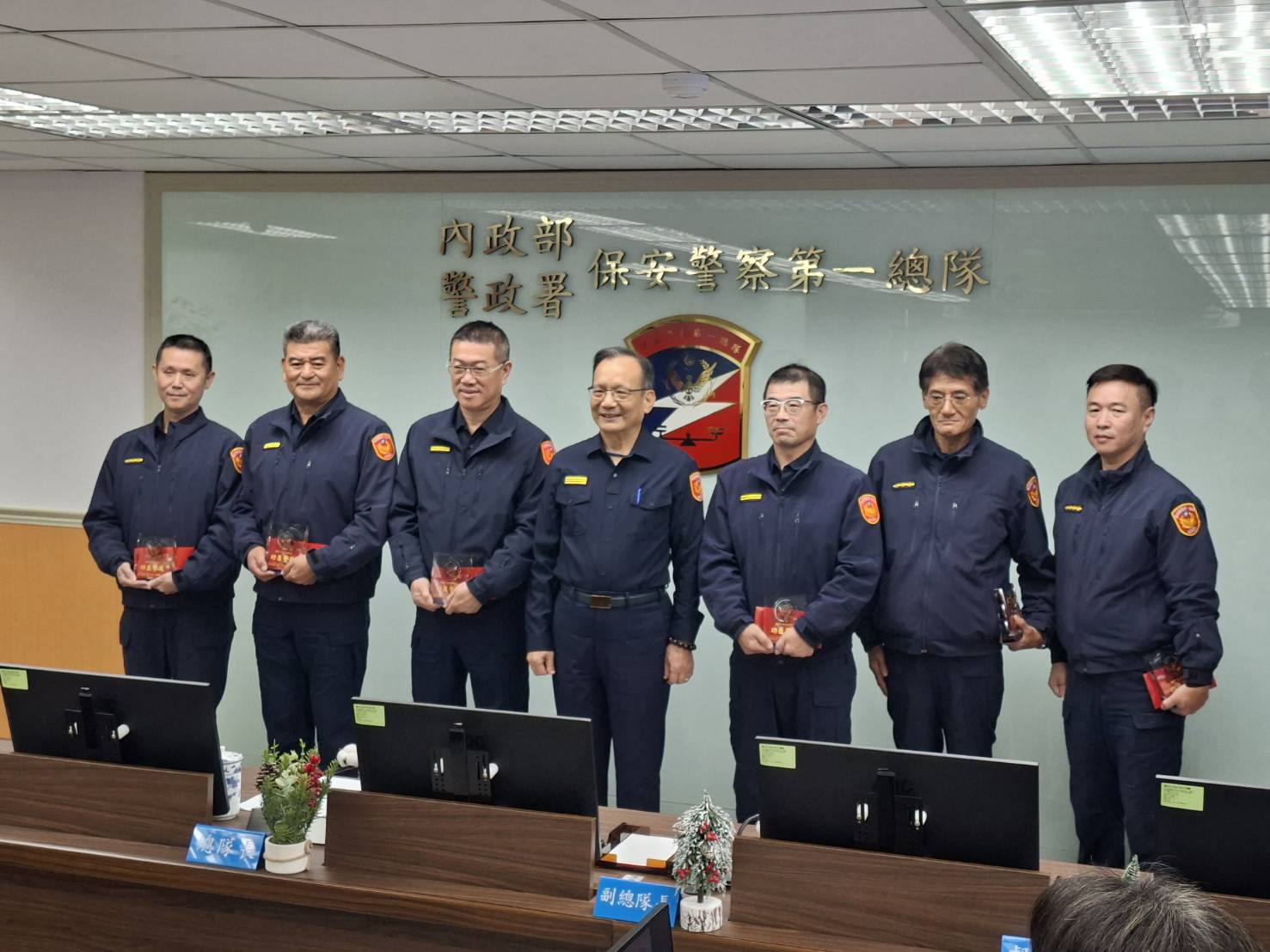 第四大隊榮退同仁(將開啟新視窗)