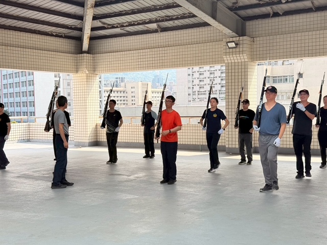 第四大隊利用勤餘時間操演儀隊隊形(將開啟新視窗)