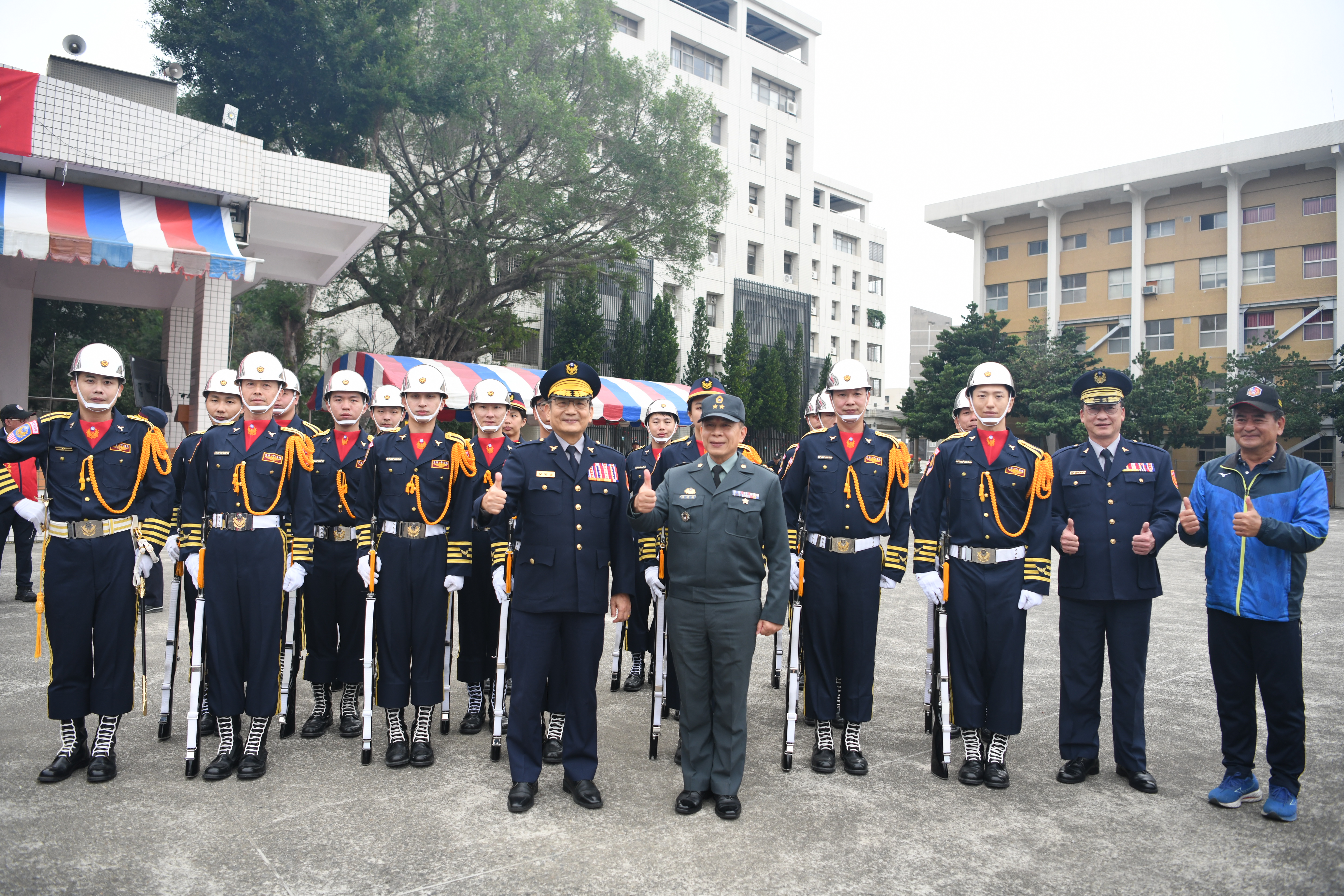 總隊長、國防部陸軍司令部參謀長、教官、大隊長與警察儀隊合影(將開啟新視窗)