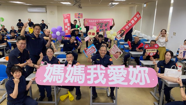 總隊長至本大隊慶祝母親節(將開啟新視窗)